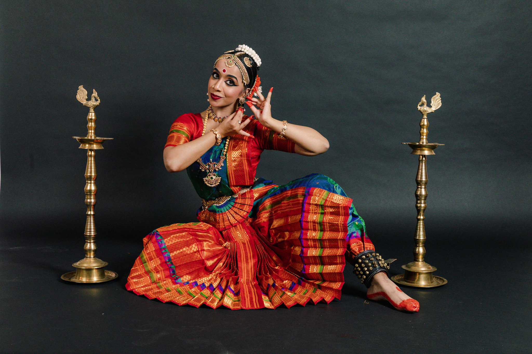 Madhumanti Banerjee Bharatanatyam recital seated with Kuthuvilakku